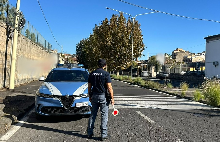 IN FUGA IN AUTO A TUTTA VELOCITA’ CON GLI AMICI NELLA PORTIERA TROVATO UN PROIETTILE. CONDUCENTE ARRESTATO PER FUGA PERICOLOSA DALLA POLIZIA DI STATO San Cristoforo, folle fuga in auto: sotto il tappetino un proiettile