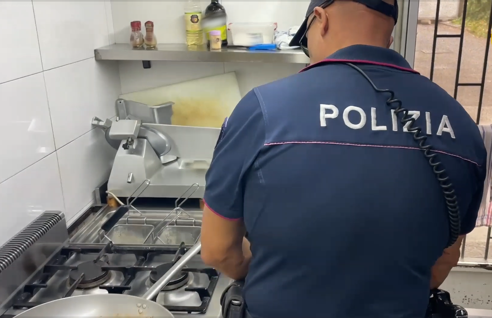 LAVORATORI IN NERO, PRODOTTI NON TRACCIATI E CARENZE SULLA SICUREZZA LA TASK FORCE COORDINATA DALLA POLIZIA DI STATO SANZIONA 3 ATTIVITA’ DEL VILLAGGIO SANT’AGATA Villaggio Sant’Agata, sette lavoratori in nero e alimenti non tracciati