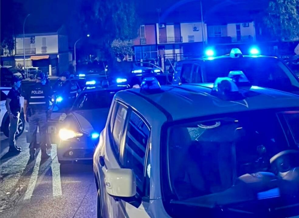 OPERAZIONE ANTIDROGA DELLA POLIZIA DI STATO A SAN GIOVANNI GALERMO I POLIZIOTTI ARRESTANO DUE PUSHER IN UN EDIFICIO TRASFORMATO IN PIAZZA DI SPACCIO (1) Blitz antidroga in via Capo Passero: due arresti