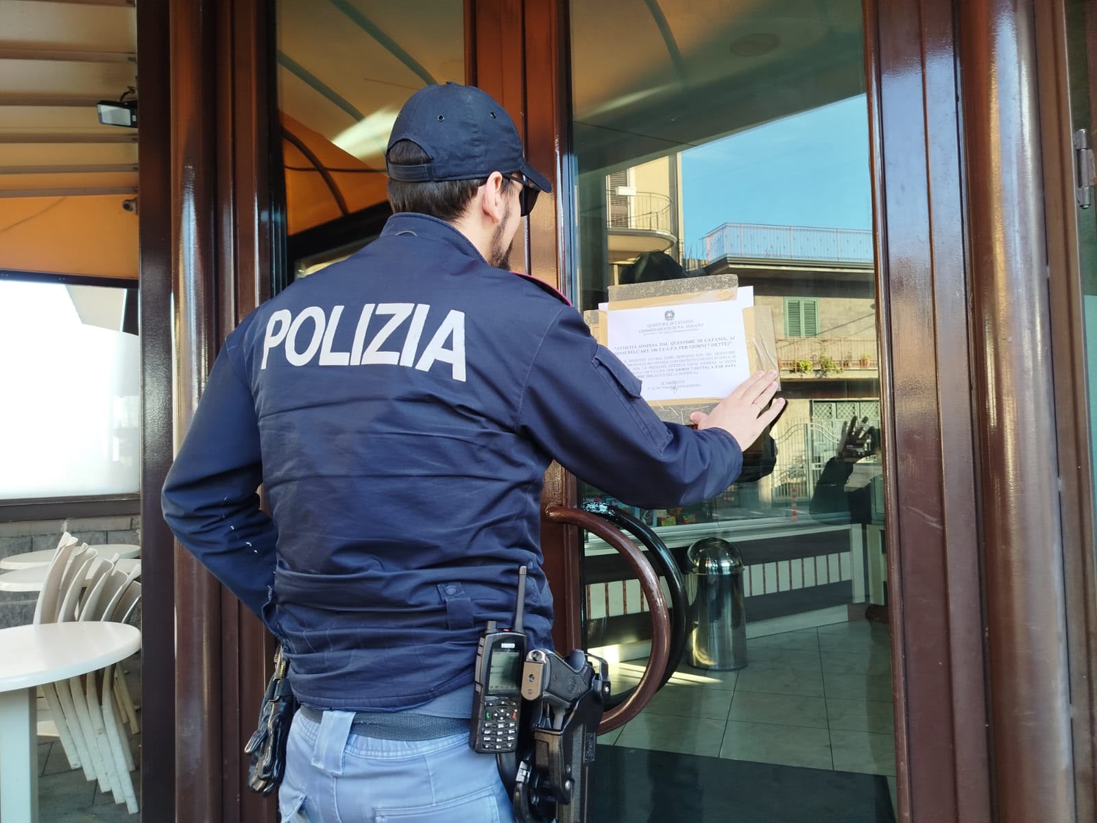 – SOSPESA PER 7 GIORNI DALLA POLIZIA DI STATO L’ATTIVITÀ DI UN BAR DI BIANCAVILLA ERA DIVENTATO UN ABITUALE RITROVO DI PREGIUDICATI Biancavilla, bar chiuso per 7 giorni: era ritrovo abituale di pregiudicati