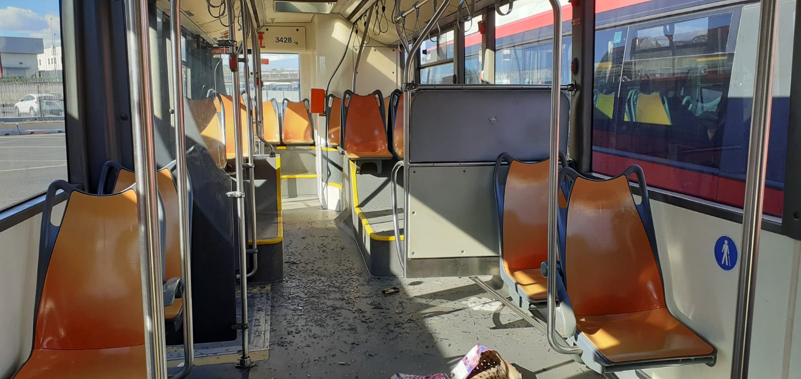 Librino, atto vandalico contro bus Amts: passeggera ferita