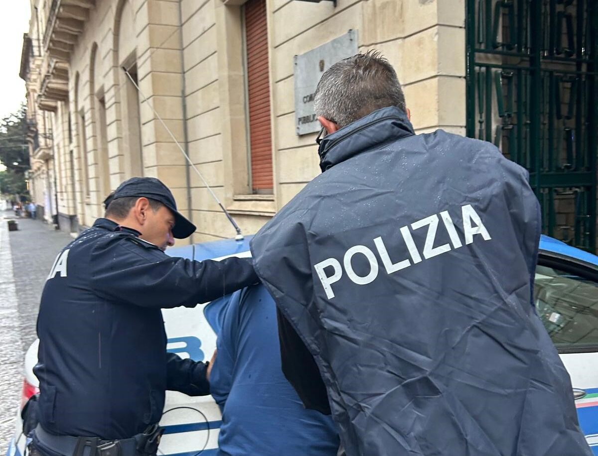 – comunicato stampa della Procura della Repubblica di Messina Acireale, minacce con una pistola in uno studio legale