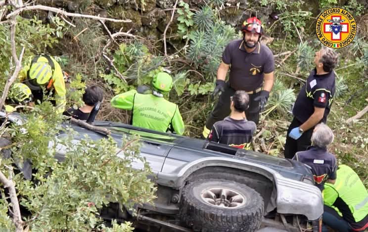 precipita in dirupo ragalna Ragalna, fuoristrada precipita in un dirupo: soccorso 77enne