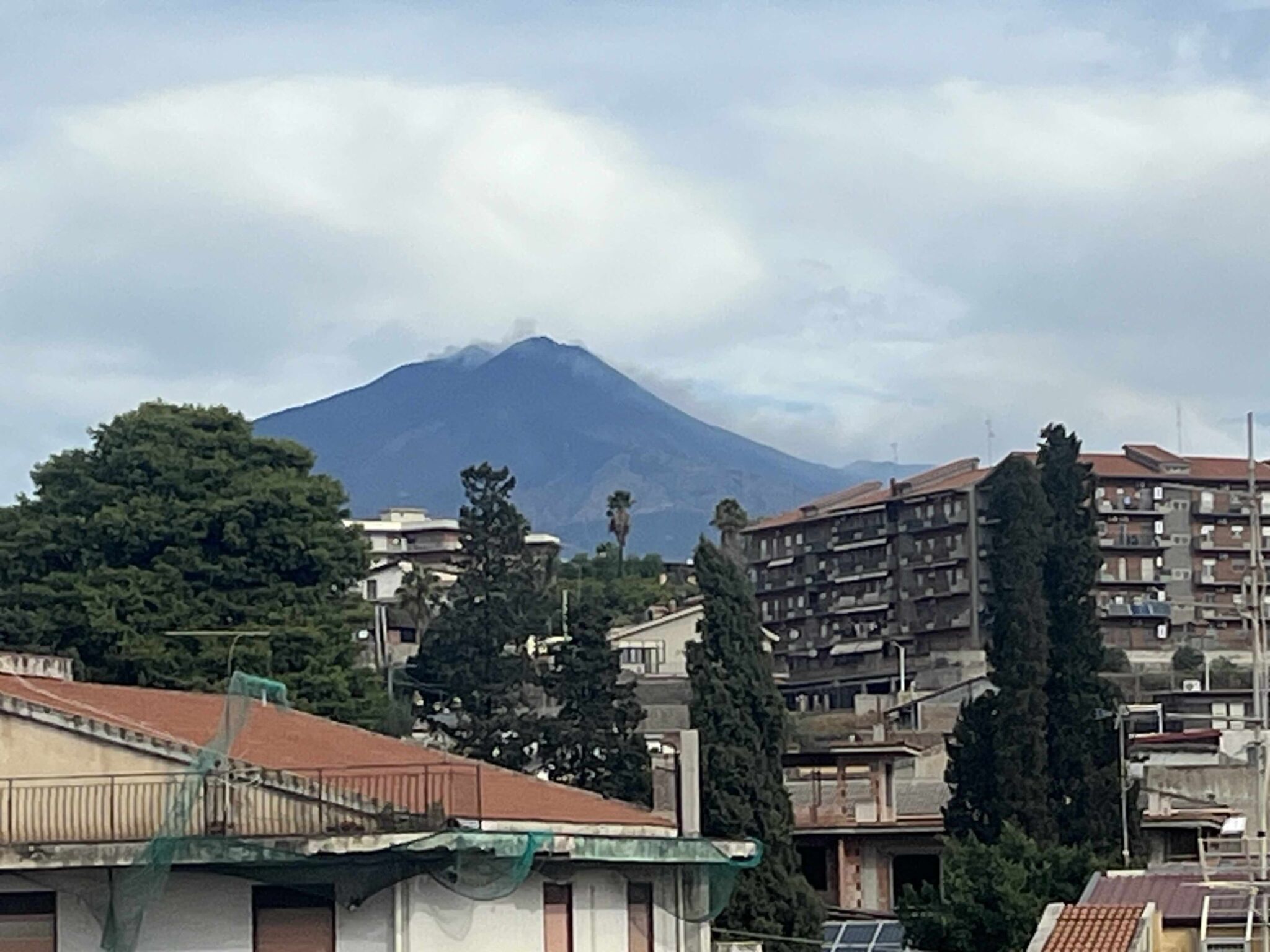 Etna, aumenta il tremore vulcanico per forte degassamento dal cratere di Nord-Est